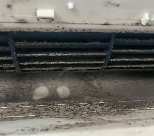 赵县空调吹的风有股烧焦味是怎么回事